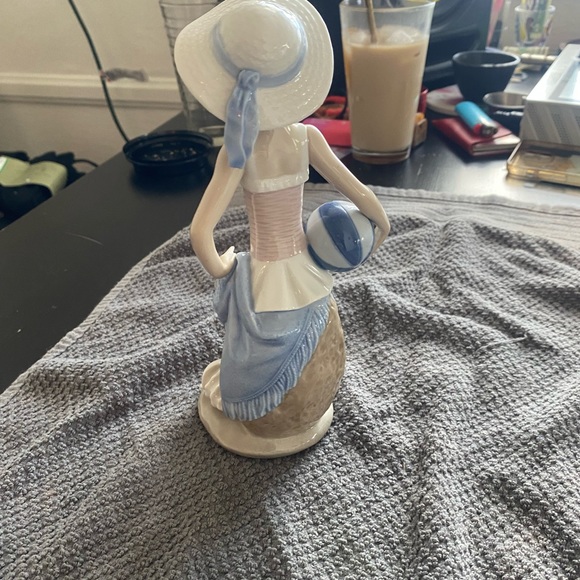Lladro Girl w Beach Ball - Picture 2 of 5